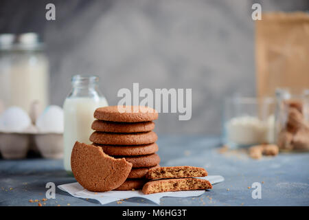 Stapel von Zucker Buchweizen Cookies auf einen Stein Hintergrund mit backzutaten. Kochen Konzept in high key mit kopieren. Stockfoto