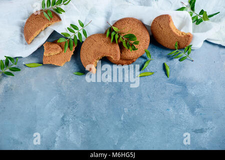 Haferflocken Cookies mit Bissspuren und Pistazien Blätter auf einem Stein. Frühling Essen flach mit kopieren. Stockfoto