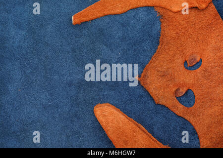 Close up orange raue Kante und marine blau Leder teilen sich in zwei Kapitel, Mode Textur Hintergrund, Stoff Division. Stockfoto