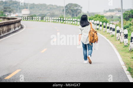 Reisende mit Rucksack, Karte und verloren gehen, asiatische Frau Backpacker stehen auf der Straße und freuen uns zu sehen, Freiheit reise Konzept, hitchhi Stockfoto