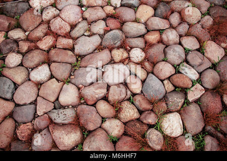 Stein auf der Straße mit bunten Hintergrund. Stockfoto