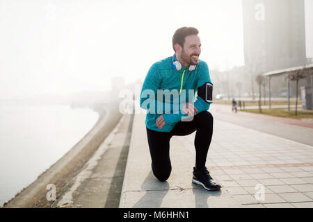 Runner versuchen, Laufschuhe bereit Stockfoto