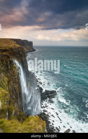 Mealt Wasserfall mit Kilt Rock in der Ferne. Stockfoto