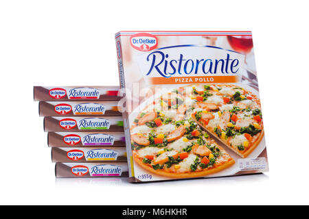 LONDON, Großbritannien - 01 März, 2018: Boxen von Dr. Oetker Pizza Pollo auf weißem Hintergrund mit Reflexion. Stockfoto