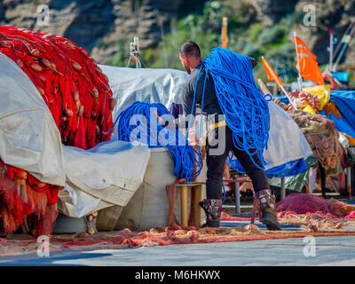 Reeling in Fischernetze auf der Insel Procida, Italien Stockfoto