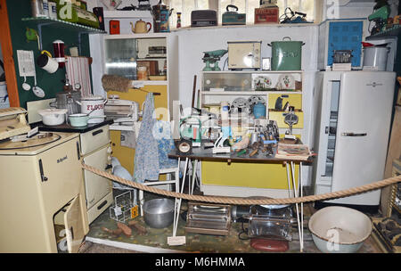 1950er Jahre Küche im Museum Helston, Cornwall, England, Großbritannien Stockfoto