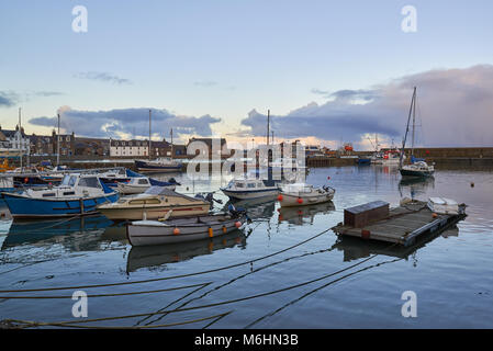 Günstig Fischereifahrzeuge und Sportboote Linie der innere Hafen im Stonehaven in Angus. Stonehaven ist ein Fischerdorf an der Ostküste von Schottland. Stockfoto