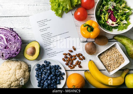 Ausgewogene Ernährung mit frischem Obst und Gemüse auf den Tisch Stockfoto