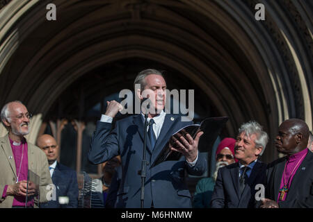 23. Mai 2017, Albert Square, Manchester, Großbritannien, Manchester Angriff vigil; Tony Walsh aka Longfella liest sein Gedicht ist dies der Ort an der Mancheste Stockfoto