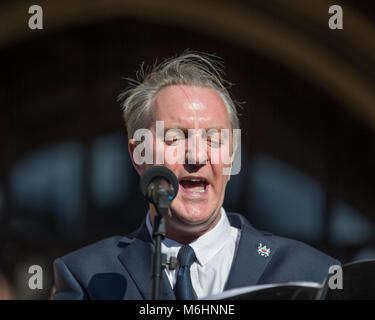 23. Mai 2017, Albert Square, Manchester, Großbritannien, Manchester Angriff vigil; Tony Walsh aka Longfella liest sein Gedicht ist dies der Ort an der Mancheste Stockfoto