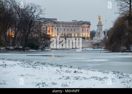 St James's Park und der Buckingham Palace im Schnee Stockfoto