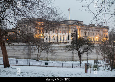 St James's Park und der Buckingham Palace im Schnee Stockfoto