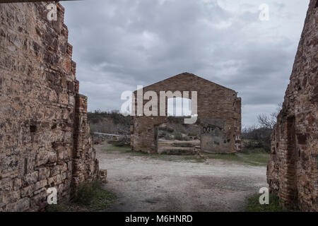 Linares, Spanien - 3. März 2018: Bergbau Ausbeutung in der Nähe von Linares, Pozo San Vicente in den Minen von La Cruz, wo sechs Bergleute starben, Linares, Andalusien, Stockfoto