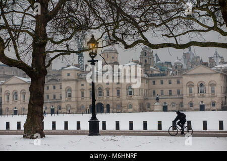 Ein Radfahrer Zyklen im Schnee Vergangenheit Horesguard's Parade Stockfoto