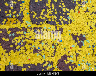 Konfetti auf Pflaster, Karneval, Fasching, Karneval, Basel Basel, Schweiz, Europa Stockfoto