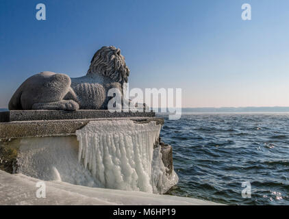 Eisbedeckten Bayerischer Löwe auf einem eisigen Wintertag in Tutzing am Starnberger See, Oberbayern, Bayern, Deutschland Stockfoto