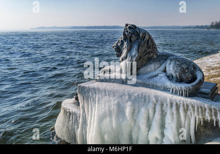 Eisbedeckten Bayerischer Löwe auf einem eisigen Wintertag in Tutzing am Starnberger See, Oberbayern, Bayern, Deutschland Stockfoto