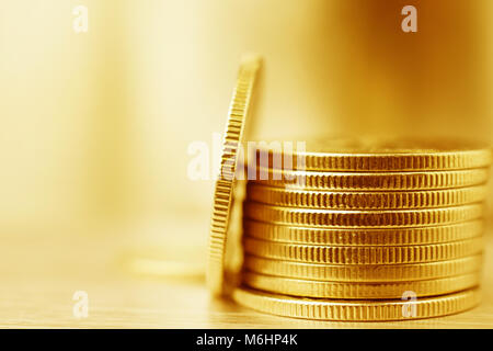 Reihen von Münzen in Banking und Finance Konzept. Speichern Konzept. Soft Focus und Gold Ton. Stockfoto