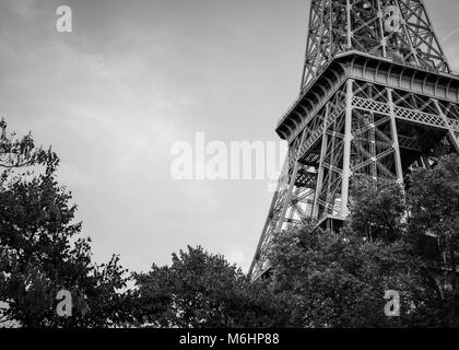 Schwarz-Weiß-Bild auf den Eiffelturm, Paris, Frankreich Stockfoto