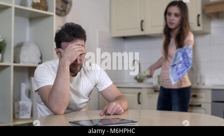 Besitzergreifenden Frau mit Mann zu Hause zu kämpfen, und beschuldigte ihn des Betrugs, Scheidung Stockfoto