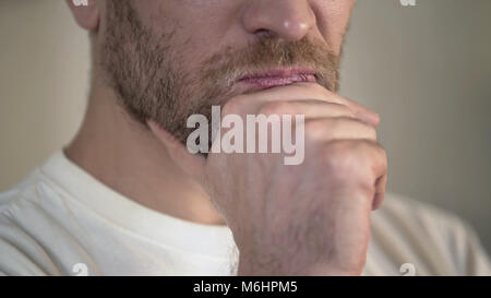 Schwere erwachsenen Mann mit Bart reiben Kinn, Zweifel haben, denken, close-up Stockfoto