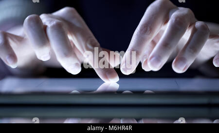 Weibliche Hände mit modernen Anwendung auf Tablet, online einkaufen, Anzeigen von Waren Stockfoto