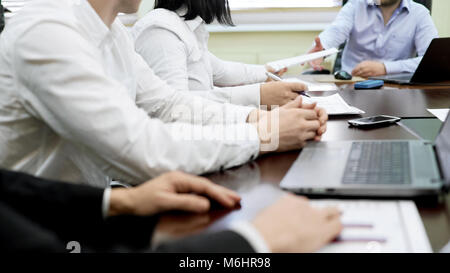Unternehmen Arbeitnehmer sitzen am Tisch bei business meeting, Zuhören, Chief Rede Stockfoto