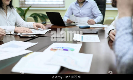 Kollegen diskutieren Daten in business meeting, gemeinsame statistische Diagramme, Team Stockfoto