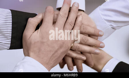 Gruppe von Geschäftsleuten Hände zusammen halten, Symbol der Teamarbeit und Unterstützung Stockfoto