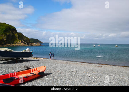 Kajak auf porthallow Strand, in der Nähe von Helston, Cornwall Stockfoto