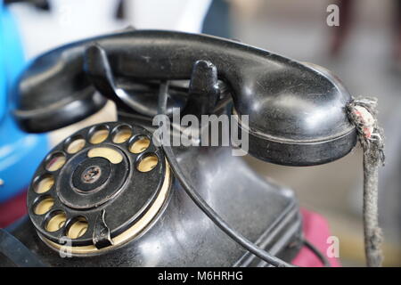 Alte vintage antik schwarz Telefon mit Drehscheibe Stockfoto