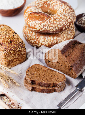 Frisches Brot Sortiment auf ein Textil Hintergrund. Rustikale Hintergrund. Stockfoto