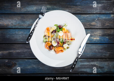 Geräucherter Lachs Salat Stockfoto