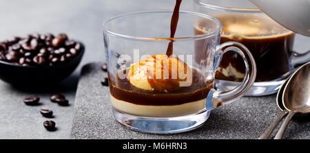 Affogato Kaffee mit Eis auf ein Glas Schale. Grauer schiefer Hintergrund. Stockfoto