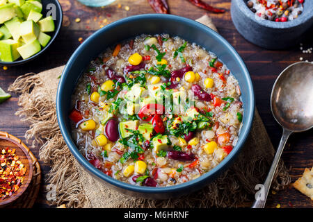 Pflanzliche quinoa Suppe, Eintopf mit Avocado, Mais, Bohnen. Ansicht von oben. Stockfoto