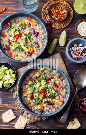 Pflanzliche quinoa Suppe, Eintopf mit Avocado, Mais, Bohnen. Ansicht von oben. Stockfoto