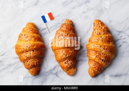Croissants mit französischer Flagge. Marmor Hintergrund. Ansicht von oben. Stockfoto