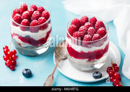 Raspberry Dessert, Käsekuchen, Kleinigkeit, Maus in ein Glas. Stockfoto