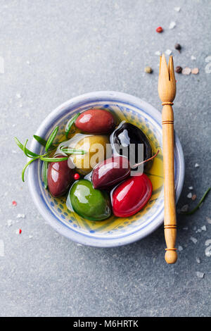 Oliven Sortiment in der Schüssel mit Öl. Ansicht von oben. Kopieren Sie Platz. Stockfoto