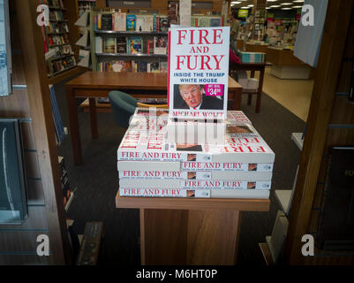 Feuer und Wut Buch von Michael Wolff auf Donald Trump für Verkauf in der Buchhandlung Stockfoto