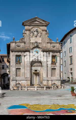 Der alte Brunnen der Piazza del Mercato mit den alten künstlerischen Clock Tower in der Stadt Spoleto, Umbrien, Italien Stockfoto