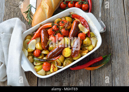 Mediterranes essen: gebackene Spanische Chorizo Wurst mit Rosmarin baby Kartoffeln und anderes Gemüse Stockfoto