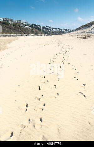 Spuren im Sand auf Crantock Beach in Newquay Cornwall. Stockfoto