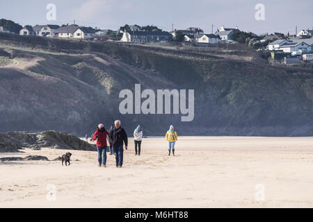 Menschen zu Fuß auf Crantock Beach in Newquay Cornwall. Stockfoto