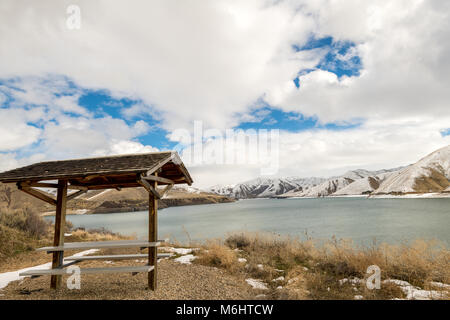 Weiße geschwollene Wolken über einem See in Idaho mit Schnee in den Bergen Stockfoto