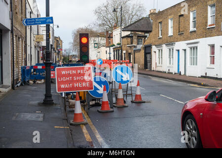 Bauarbeiten an der Victoria Street in Windsor verursachen Verzögerungen auf der Straße verwendet, die wiederum mit einer Reihe von temporären Ampel warten. Stockfoto