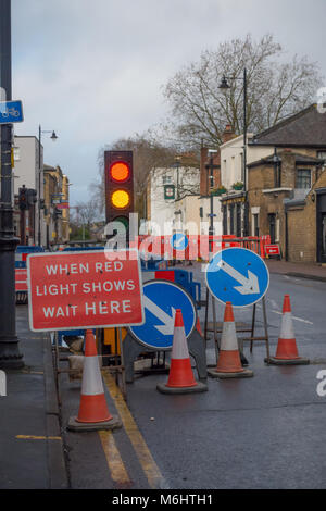 Bauarbeiten an der Victoria Street in Windsor verursachen Verzögerungen auf der Straße verwendet, die wiederum mit einer Reihe von temporären Ampel warten. Stockfoto