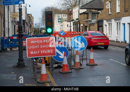 Bauarbeiten an der Victoria Street in Windsor verursachen Verzögerungen auf der Straße verwendet, die wiederum mit einer Reihe von temporären Ampel warten. Stockfoto