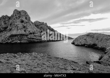 Allgemeine Schwarz-weiß Blick auf Les Goudes, Bouches-du-Rhone, Frankreich Stockfoto