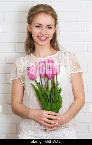 Frau mit einem Blumenstrauß Stockfoto